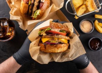 Μέχρι και το περιτύλιγμα στο fast food ενέχει κίνδυνο: Δείτε τι ανακάλυψαν