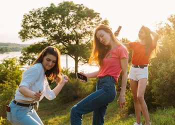 Γιατί οι έφηβοι είναι «κολλημένοι» στο TikTok;
