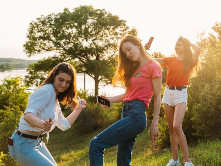 Γιατί οι έφηβοι είναι «κολλημένοι» στο TikTok;