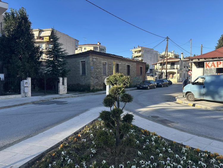 ΤΡΙΚΑΛΑ: ΠΩΛΕΙΤΑΙ πέτρινη μονοκατοικία κοντά στο Μαιευτήριο