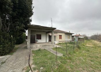 ΠΩΛΕΙΤΑΙ: Οικόπεδο με μονοκατοικία μπροστά στο ποτάμι