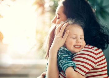 Αγκαλιάστε το παιδί σας ακόμα και όταν συμπεριφέρεται άσχημα