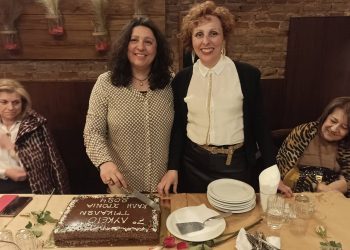 Όλοι μαζί, νέοι και… παλιοί, έκοψαν την πρωτοχρονιάτικη πίτα τους οι εκπαιδευτικοί του 7ου Λυκείου Τρικάλων