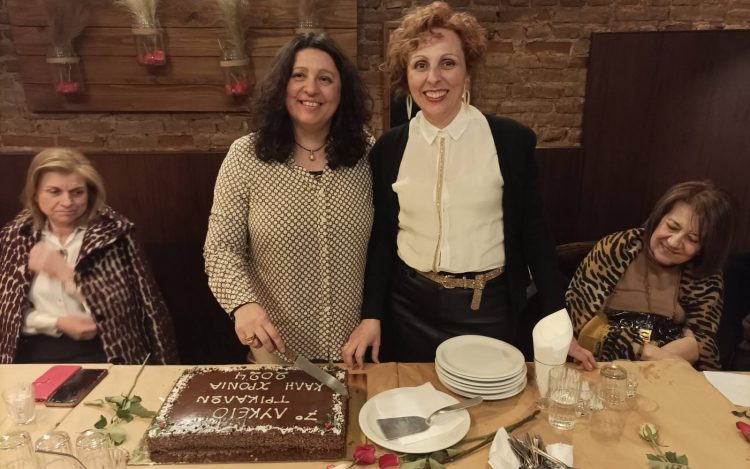 Όλοι μαζί, νέοι και… παλιοί, έκοψαν την πρωτοχρονιάτικη πίτα τους οι εκπαιδευτικοί του 7ου Λυκείου Τρικάλων