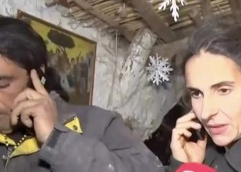 «Είμαστε κοινότητα Παλαιοχριστιανών» λέει η οικογένεια που ζει σε σπίτι- λαγούμι (Βίντεο)