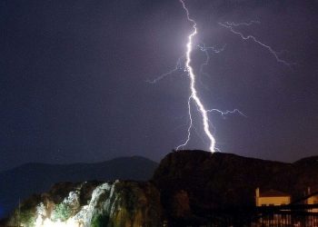 Καιρός: Έρχονται καταιγίδες, ισχυροί άνεμοι και αφρικανική σκόνη – Πού θα είναι έντονα τα φαινόμενα