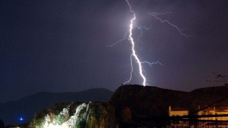 Καιρός: Έρχονται καταιγίδες, ισχυροί άνεμοι και αφρικανική σκόνη – Πού θα είναι έντονα τα φαινόμενα