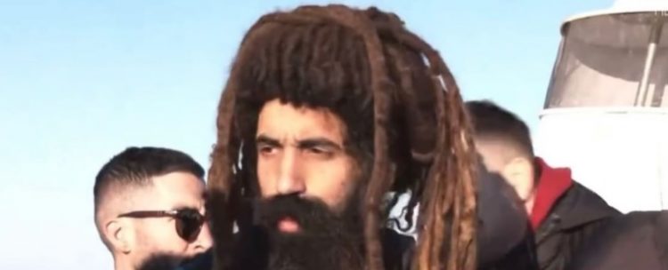 Ο αγρότης “Bob Marley” του θεσσαλικού κάμπου-Viral στα social media ο μελισσοκόμος με τα ράστα