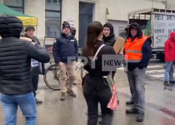 Βρυξέλλες: Ελληνικό καφέ κέρασε τυρόπιτες τους διαμαρτυρόμενους αγρότες – Δείτε βιντεο