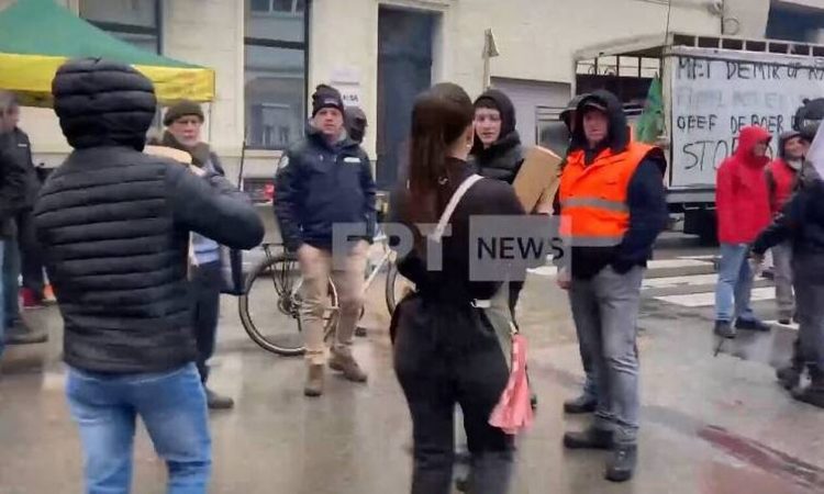 Βρυξέλλες: Ελληνικό καφέ κέρασε τυρόπιτες τους διαμαρτυρόμενους αγρότες – Δείτε βιντεο