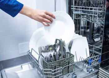 Πώς να καθαρίσετε μόνοι σας το πλυντήριο πιάτων (vid)