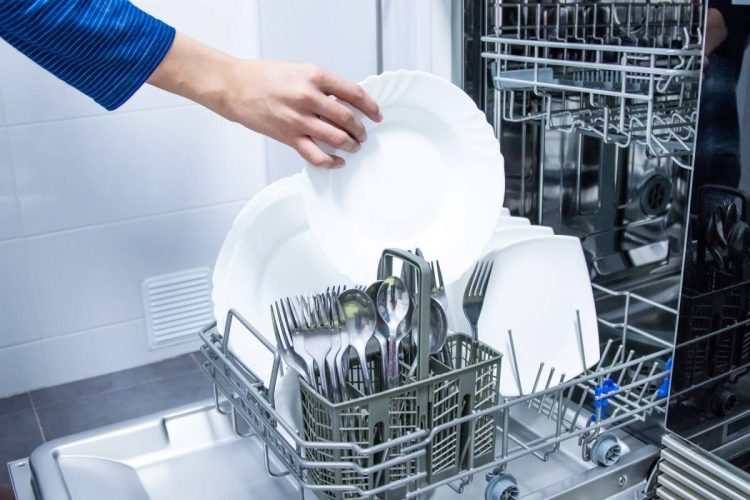 Πώς να καθαρίσετε μόνοι σας το πλυντήριο πιάτων (vid)