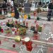 Λάρισα: Απέραντη συγκίνηση στην πλατεία του ΟΣΕ – Αποκαλύφθηκε μνημείο για τα 57 θύματα