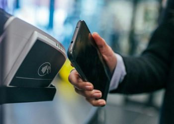 Επτά στους δέκα χρησιμοποιούν κάρτες και ψηφιακά πορτοφόλια καθημερινά
