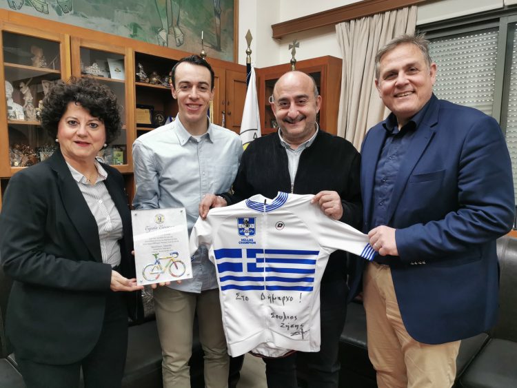Τον πρωταθλητή ποδηλασίας Ζήση Σούλιο βράβευσε ο Δήμαρχος Τρικκαίων Νίκος Σακκάς