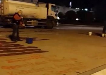Tέμπη: Έσβησαν τα ονόματα των θυμάτων που γράφτηκαν μπροστά από τον Άγνωστο Στρατιώτη