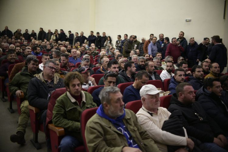 Σκληραίνουν την αγωνιστική στάση οι αγρότες με αποκλεισμούς δρόμων από την Τετάρτη