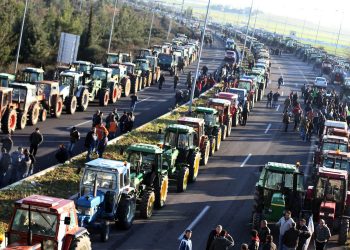 Συγκλονιστικό συλλαλητήριο στο Σύνταγμα | Δυναμική συμμετοχή Τρικαλινών