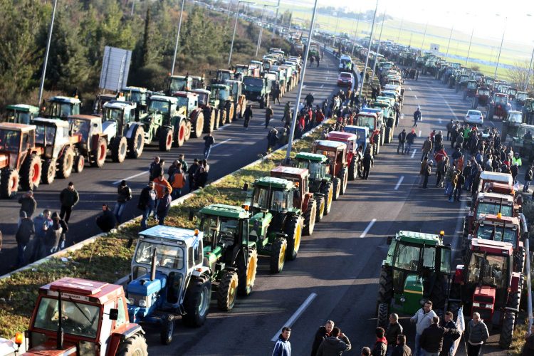 Συγκλονιστικό συλλαλητήριο στο Σύνταγμα | Δυναμική συμμετοχή Τρικαλινών