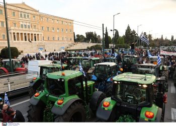 Οι αγρότες κατέκλυσαν τον κέντρο της Αθήνας- Δεκάδες τρακτέρ μπροστά στη Βουλή | Με σημαίες και κόρνες παρελαύνουν τα τρακτέρ