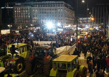 Συγκλονιστικό συλλαλητήριο στο Σύνταγμα | Δυναμική συμμετοχή Τρικαλινών