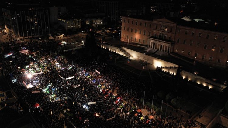 Συγκλονιστικό συλλαλητήριο στο Σύνταγμα | Δυναμική συμμετοχή Τρικαλινών