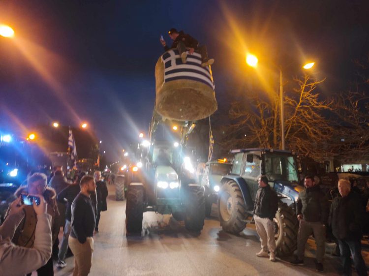 Σε κλοιό τρακτέρ το κέντρο των Τρικάλων (ΦΩΤΟ-ΒΙΝΤΕΟ)