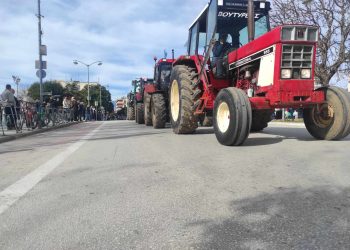 Απόβαση αγροτών στα Τρίκαλα | Δεκάδες τρακτέρ στο κέντρο της πόλης (φωτό-video)