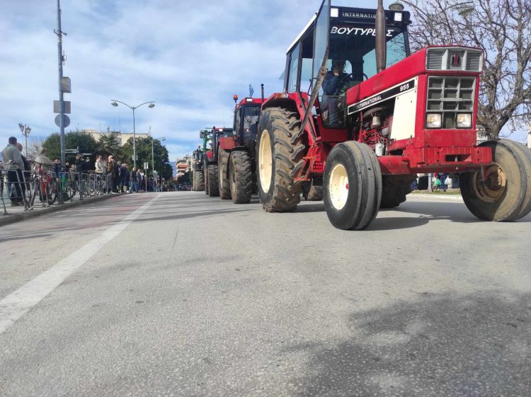 Απόβαση αγροτών στα Τρίκαλα | Δεκάδες τρακτέρ στο κέντρο της πόλης (φωτό-video)