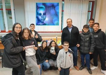 O Μάριος Παπαευσταθίου, Καθηγητής Οικονομίας και Νέων Τεχνολογιών δίπλα στην Πρωτοπόρα Ομάδα Ρομποτικής «RobotExperts» της Πόλης των Τρικάλων
