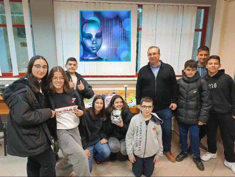 O Μάριος Παπαευσταθίου, Καθηγητής Οικονομίας και Νέων Τεχνολογιών δίπλα στην Πρωτοπόρα Ομάδα Ρομποτικής «RobotExperts» της Πόλης των Τρικάλων