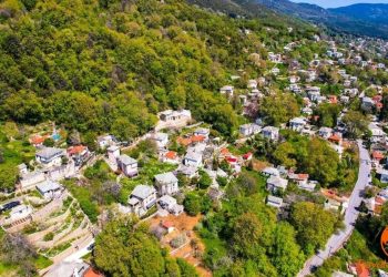 Βυζίτσα: Το χωριό με την ομορφότερη πλατεία του Πηλίου
