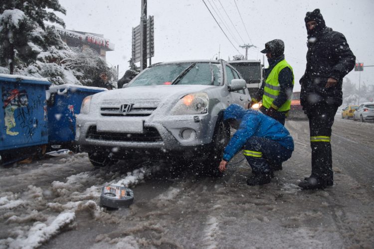 Πώς θα βάλεις σωστά τις αλυσίδες χιονιού στο αυτοκίνητό σου