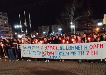 Φώτισε με κεριά ο Σιδηροδρομικός Σταθμός των Τρικάλων στη μνήμη των 57 ψυχών που χάθηκαν στα Τέμπη