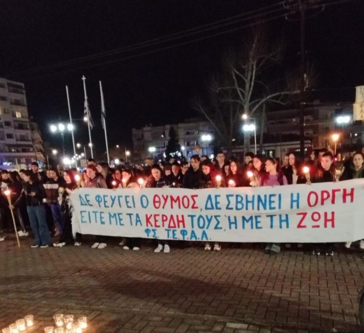 Φώτισε με κεριά ο Σιδηροδρομικός Σταθμός των Τρικάλων στη μνήμη των 57 ψυχών που χάθηκαν στα Τέμπη