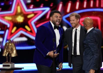 Xάρι-Μέγκαν: Με πλατιά χαμόγελα σε μία δύσκολη ώρα για το Παλάτι – Έξαλλοι οι οπαδοί της μοναρχίας