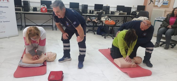 Οι εκπαιδευτές του ΕΚΑΒ διδάσκουν στους Τρικαλινούς πως να σώζουν ζωές