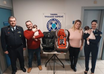 Από το Τμήμα Τροχαίας Λάρισας δωρίστηκαν δύο παιδικά καθίσματα αυτοκινήτου στους γονείς δίδυμων κοριτσιών, ως τα πρώτα παιδιά που γεννήθηκαν στη Λάρισα το 2024