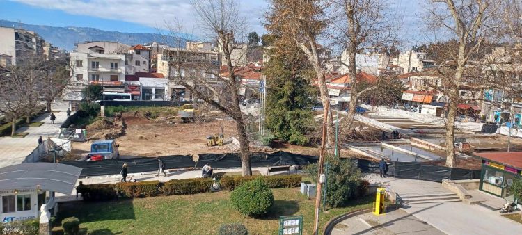 Έλεος!!! Σταμάτησαν πάλι οι εργασίες στην κεντρική πλατεία | Κατάντησε το γεφύρι της Άρτας