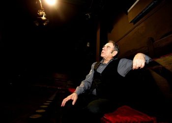 Θάνατος Ηλία Λογοθέτη: «Οι άνθρωποι ζουν μέσα μας» – Συγκλονίζει ο γιος του, Αλέξανδρος