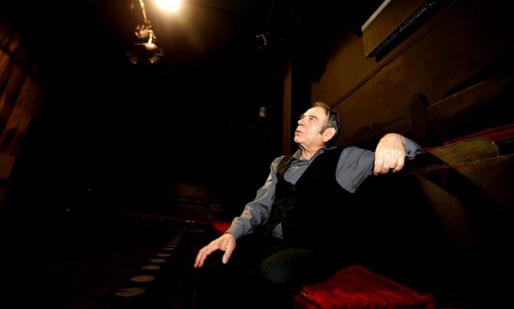 Θάνατος Ηλία Λογοθέτη: «Οι άνθρωποι ζουν μέσα μας» – Συγκλονίζει ο γιος του, Αλέξανδρος