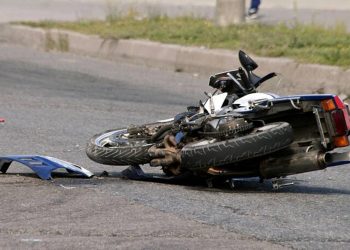 Σοβαρός τραυματισμός 20χρονου οδηγού μηχανής σε τροχαίο στα Μεγάλα Καλύβια