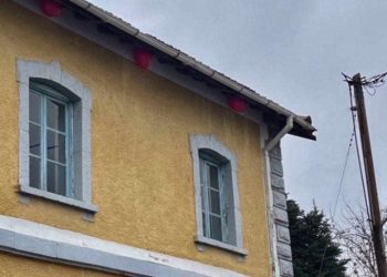 Καλαμπάκα | Τρία μπαλόνια δεν θέλησαν να πετάξουν κι έμειναν στην οροφή του σιδηροδρομικού σταθμού!!!
