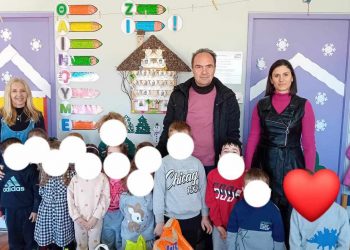 Τρίκαλα: Νηπιάκια πρόσφεραν στον  Δήμο ζωοτροφή για τα αδέσποτα