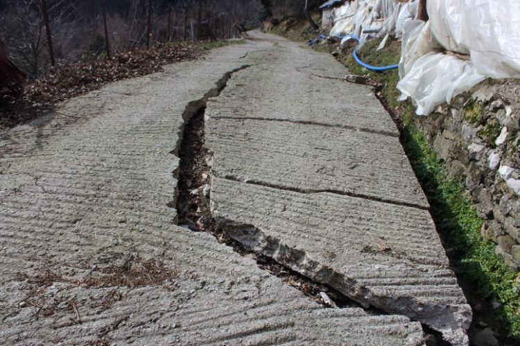 Ανοίγει η γη στον οικισμό ποτάμια των Στουρναρέϊκων