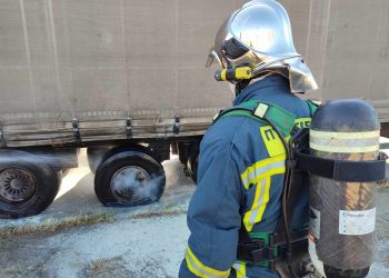 Φωτιά στα λάστιχα φορτηγού στο Κολυμβητήριο (φωτό)
