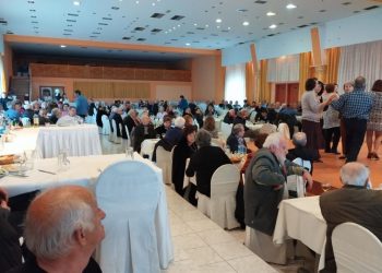 Χόρεψαν και αντάλλαξαν ευχές οι συνταξιούχοι του ΙΚΑ Τρικάλων