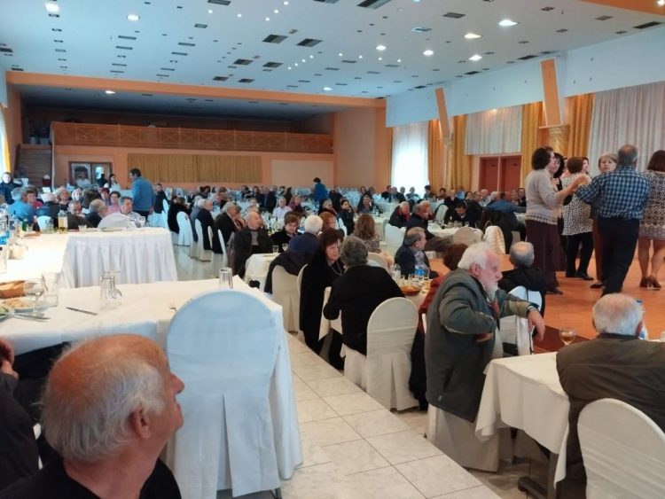 Χόρεψαν και αντάλλαξαν ευχές οι συνταξιούχοι του ΙΚΑ Τρικάλων