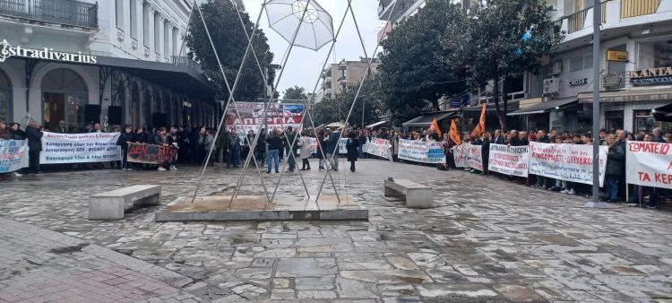 Φωτορεπορτάζ από τη συγκέντρωση στην πλατεία Ρήγα Φερραίου