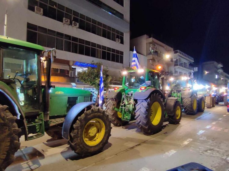 Κατάληψη στο κέντρο των Τρικάλων από τους αγρότες-Έκαναν νέα “απόβαση” με δεκάδες τρακτέρ (φωτό-ΒΙΝΤΕΟ)